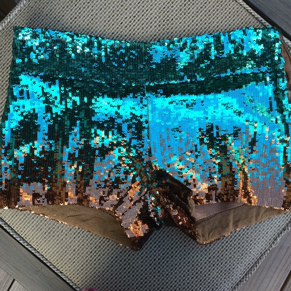 Elegant Haute Hippie Teal Gold shorts